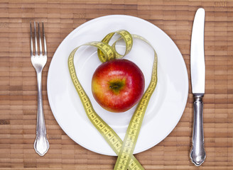Gedeckter Tisch und Apfel