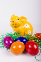 gelber Osterhase mit Osternest