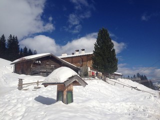 Schneelandschaft Alm in den Alpen
