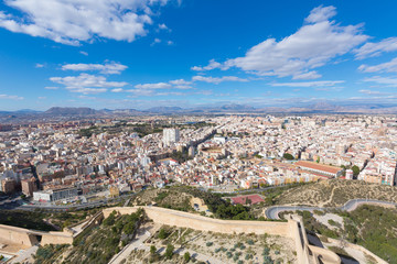 Fototapeta na wymiar Alicante panoramę z lotu ptaka z Santa Barbara Castle Hiszpanii