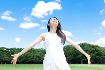 深呼吸する女性