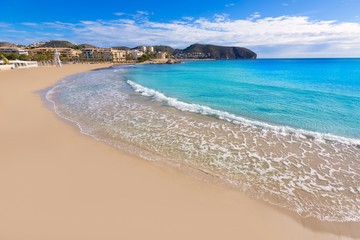 Fototapeta na wymiar Moraira plaża Playa la Ampolla Teulada Alicante w Hiszpanii