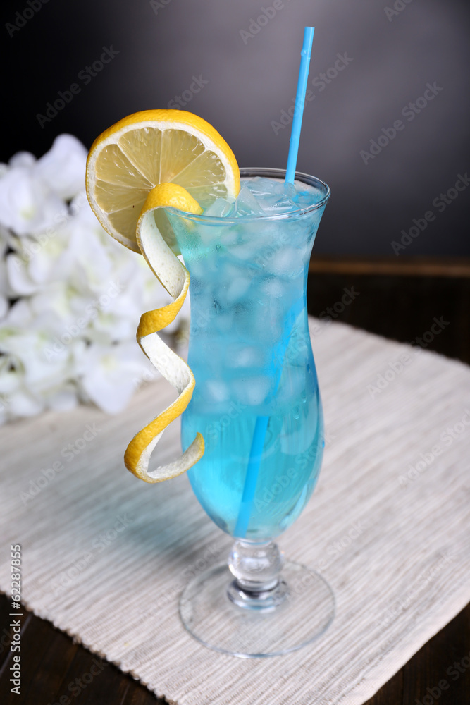 Poster Glass of cocktail on table on grey background