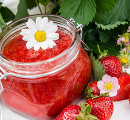 Lecker: Frisch gekochte Erdbeer-Marmelade :)