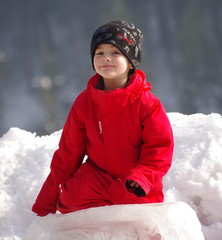 enfant en combinaison de ski