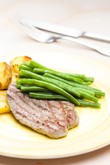 beefsteak with green beans and garlic potatoes