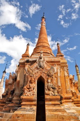 Fototapeta premium Pagodas of Indein, Inle Lake, Myanmar : Ruined statue at the entrance of the ancient Stupas at Indein 