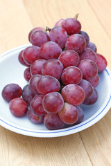 uva rossa da tavola su piatto