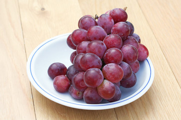 uva rossa da tavola su piatto
