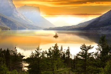 Fototapeta premium Wild goose island in Glacier national park