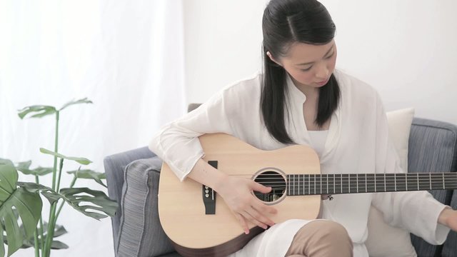 ギターを弾く女の子