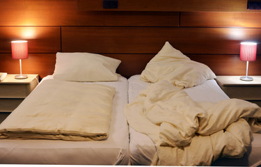 Double bed but lonely concept - lost a partner - Doppelbett single konzept