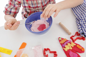 fillette faisant bricolage pâte à sel