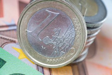 Euroscheine und Euromünzen