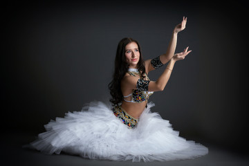 Naklejka premium Beautiful belly dancer posing in studio
