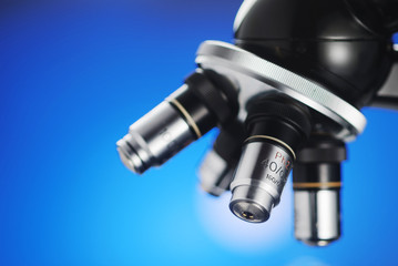 Microscope turret with very limited DOF © Christian Delbert