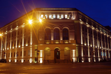 Building Uniwesytetu Arts in Poznan by night .