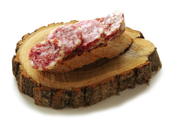 Tartina al salame Canapé with salami Канапе с салями