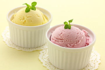 苺アイスとバニラアイス