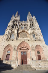 Fototapeta na wymiar Główna fasada gotyckiej katedry w Burgos
