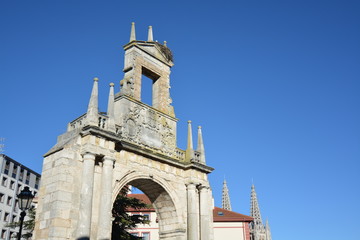 Restos en ruinas de  fachada antigua de iglesia en Burgos