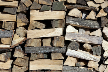 Frisch gehacktes Brenn holz f&uuml;r den Kamin