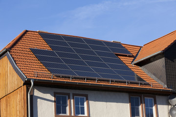 Solarmodule zur Stromerzeugung auf Hausdach montiert