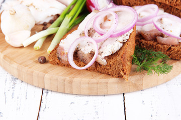 Slices of bread and lard with onion