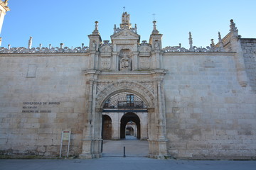 Muro y arco de entrada a la universidad de burgos