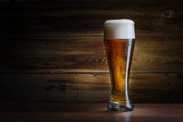 Fotobehang Bier bierglas op een houten ondergrond
