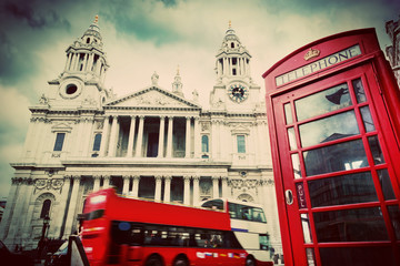 La Cathédrale St Paul, bus rouge, cabine téléphonique.Londres, Royaume-Uni. Ancien