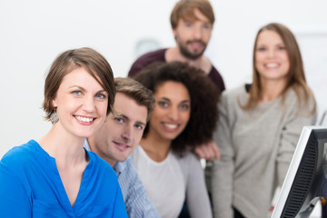 erfolgreiches, modernes team im büro