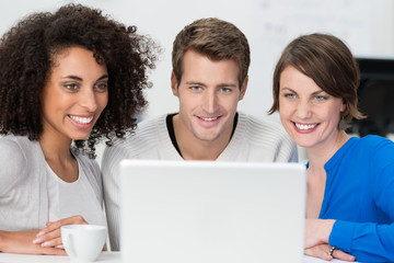 business-team schaut auf laptop