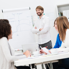 dynamisches team in einer besprechung