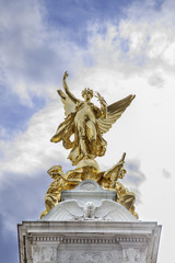 Fototapeta na wymiar Empress Victoria Pomnik, złoty pomnik zwycięstwa, Londyn Wielka Brytania