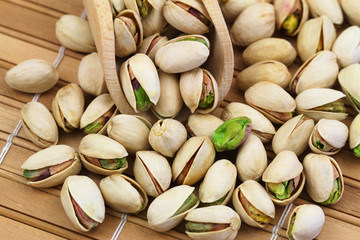 Fototapeta premium Pistachio nuts with and without shell, close up