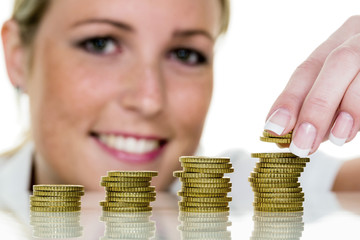 Frau stapelt Münzen