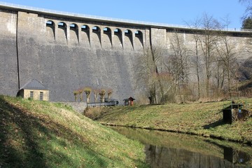 Staumauer der Aggertalsperre bei Gummersbach im Bergischen Land