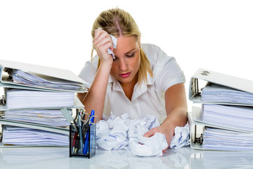Frau im Büro mit Burnout