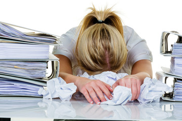 Frau im Büro mit Burnout