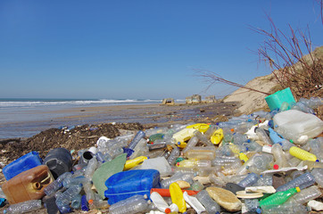 plage polluée de déchets plastiques flottants