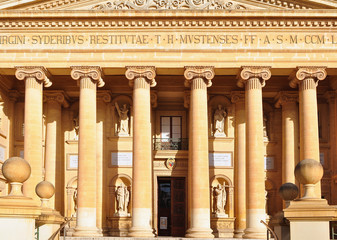 Obraz premium entrance of world famous cathedral in Mosta