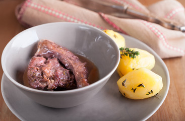 Rabbit meat with winy sauce