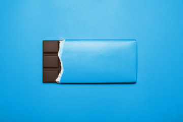 Schokoladentafel auf blauem Hintergrund