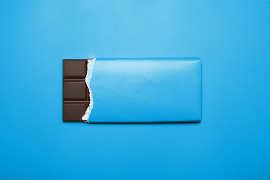 Schokoladentafel auf blauem Hintergrund