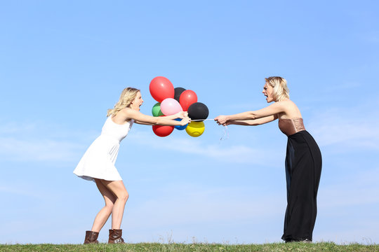 konflikt frauen luftballons
