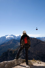 Bergsteiger mit Blick auf die Marmolata - Dolomiten