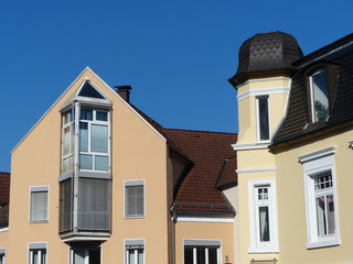 Altbau und Neubau  vor blauem Himmel bei Sonnenschein an einer Straßenecke in Oerlinghausen bei...