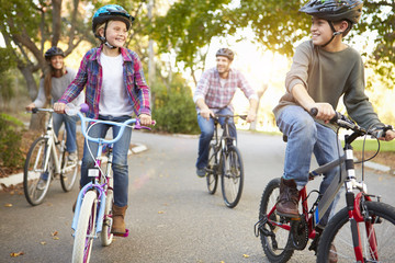 Obraz premium Family On Cycle Ride In Countryside