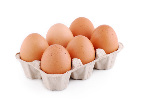 uova nel contenitore di cartone su sfondo bianco